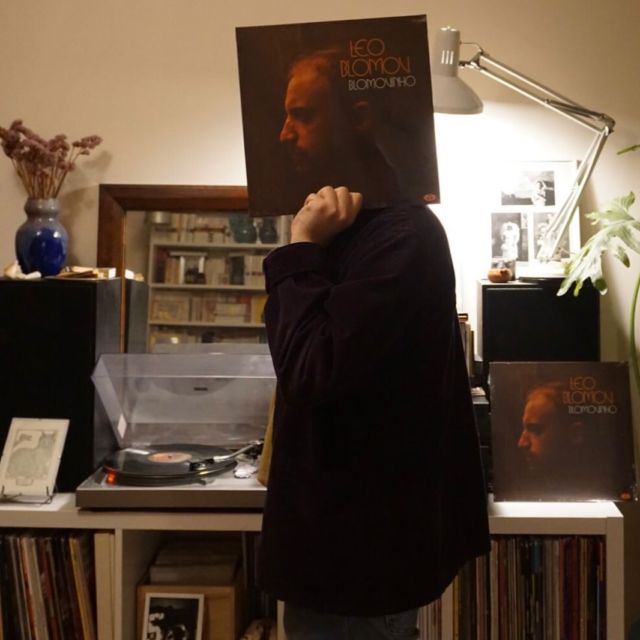 LEO BLOMOV - VINYLE ET CD

Blomovinho de @leoblomov sort demain 🌞Les vinyles et les cds sont disponibles sur notre site tricatel.com (lien en bio). 

As Praias do Norte / Uma Canção Francesa avec @laurebriard / Estou Louco : déjà en écoute sur toutes les plateformes.