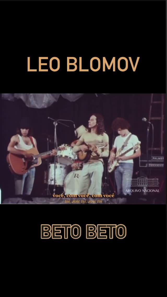 LEO BLOMOV - BETO BETO 

@leoblomov rend hommage à Beto Guedes et la dictature militaire du Brésil de 1970. Dans la pure tradition du Clube da Esquina, « Beto Beto » est une déclaration d’amour à Beto Guedes, guitariste et mandoliniste brésilien du Minas Gérais.

Beto Beto a sua voz a sua melodia e o seu violão estão em harmonia, Beto.
Beto Beto ta voix, ta mélodie et ta guitare sont en harmonie, Beto.

Eu entendo sua tristeza e suas lágrimas.
Je comprends ta tristesse et tes larmes.

Os tempos são difíceis e nos refugiamos com você.
Les temps sont difficiles et nous nous réfugions avec toi.

Voz, Guitarra, Violão, Teclados & Glockenspiel : Leo Blomov
Vocais : @nina_savary , @juliengasc__ & Leo Blomov
Baixo : @pieuvreconvex 
Flauta : @jocelyn_mienniel 
Bateria e Percussões : @astrobal 
Treinador vocal : @sebastientrihan 

Enregistré à @la_bibliotheque_de_la_bergerie par @astrobal et au @studiocbe par @alex_nem_vitrac